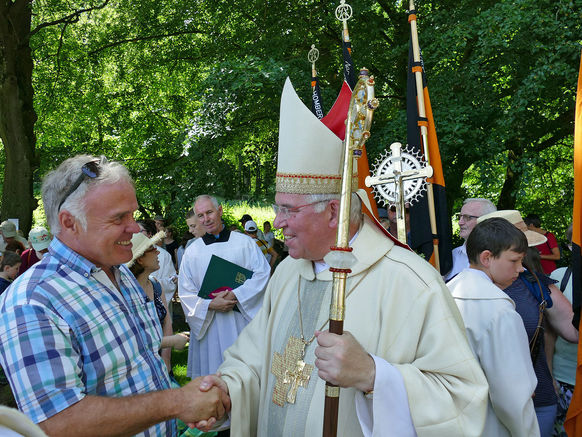 Festgottesdienst zum 1.000 Todestag des Heiligen Heimerads auf dem Hasunger Berg (Foto: Karl-Franz Thiede) Festgottesdienst zum 1.000 Todestag des Heiligen Heimerads auf dem Hasunger Berg (Foto: Karl-Franz Thiede)